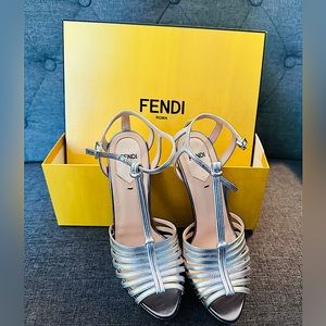 Fendi Silver Leather Strappy T-Bar Platform Sandals Size 37 1/2 (7.5 US)